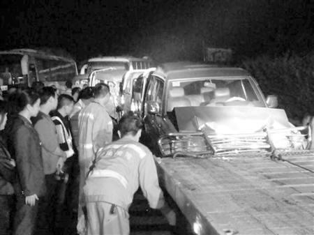 四川遂回高速11车连续追尾堵了五公里