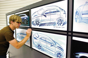 设计师在检查设计草图