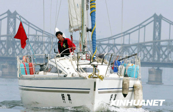 10月26日，54岁的辽宁丹东人刘俊成独自一人驾驶着“好友号”无动力帆船从鸭绿江起航，开始环球航海旅行。刘俊成计划用3年时间，自驾帆船横跨太平洋、大西洋等海域，航行36000海里，完成环球航海旅行壮举，最后回到起航地辽宁丹东。中途除需要补给外，他将不登陆停留。