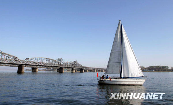  10月26日，54岁的辽宁丹东人刘俊成独自一人驾驶着“好友号”无动力帆船从鸭绿江起航，开始环球航海旅行。刘俊成计划用3年时间，自驾帆船横跨太平洋、大西洋等海域，航行36000海里，完成环球航海旅行壮举，最后回到起航地辽宁丹东。中途除需要补给外，他将不登陆停留。