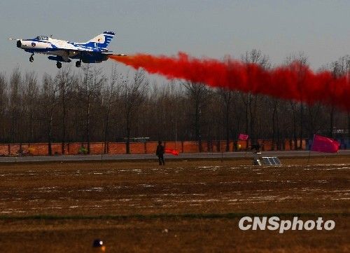 组图:庆祝空军成立60周年飞行表演举行