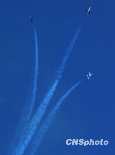 组图:庆祝空军成立60周年飞行表演举行