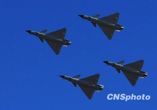 组图:庆祝空军成立60周年飞行表演举行