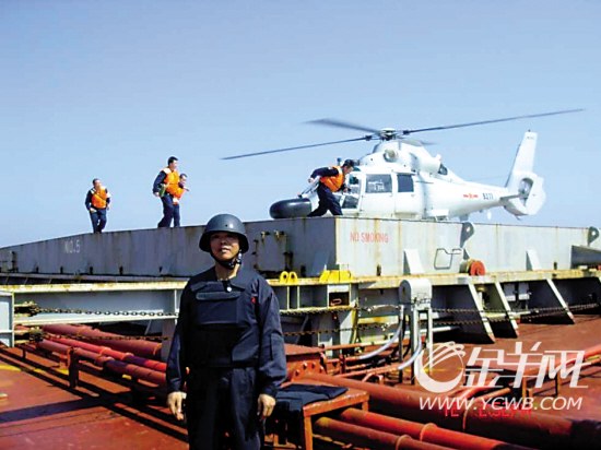 中国船员三次反击成功击退索马里海盗(组图)