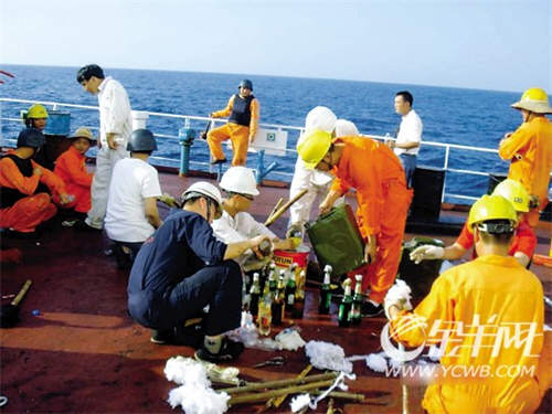 中国船员三次反击成功击退索马里海盗(组图)