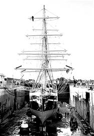 图文：百岁老帆船欲重新下海