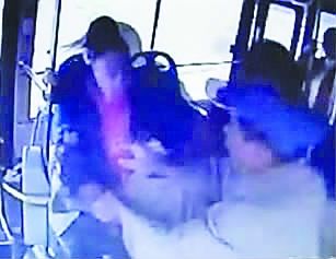 女乘客要求半路下车遭拒 一把拎翻男司机(图)