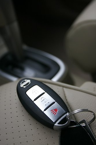 遥控钥匙锁车需谨慎 仔细检查车门窗状态