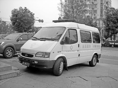 救护车高速路上警灯狂闪不为救人为运货(图)