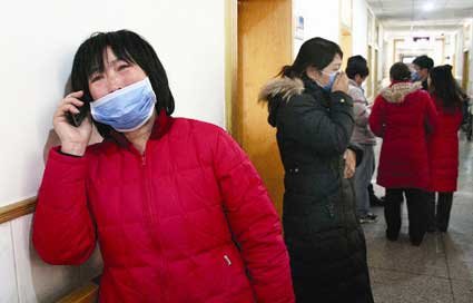 在医院里，死者的亲姐姐正在给家人打电话，告诉他们这个噩耗摄/记者张颖川