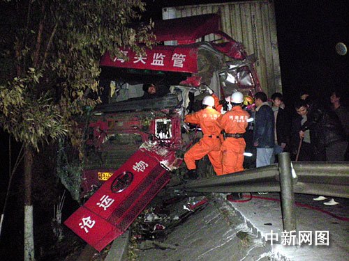 广西南丹三车连环相撞致1死10余人伤(图)