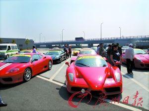 香港法拉利车队在浙江高速飚车 交警被甩开