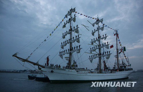 4月18日18时35分，墨西哥海军“夸乌特莫克”号风帆训练舰缓缓停靠青岛大港二号码头。这是参加纪念中国人民解放军海军成立60周年多国海军活动到访的第一艘外国海军舰艇。新华社记者王建民摄