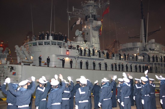 　4月18日22时，巴基斯坦海军“巴德尔”号导弹驱逐舰和“纳赛尔”号综合补给舰，在巴基斯坦海军第25驱逐舰支队司令卡姆兰准将的率领下，顺利抵达青岛，参加纪念中国人民解放军海军成立60周年多国海军活动。