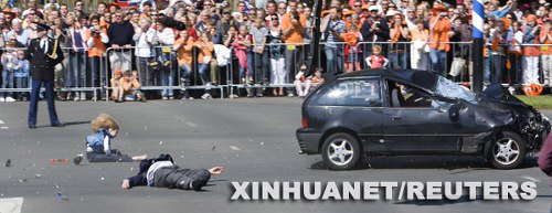 荷兰女王日活动现场汽车撞向人群致4死13伤(图)