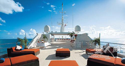 Outback号的太阳甲板长度超过了船长的一半