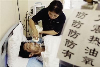 无牌豪华车主撞倒骑车女子并多次将其暴打