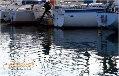 一会儿他说：“到了，前面就是。”我想那么多，怎么知道是哪一艘！