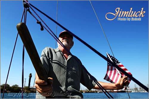 一旦登上自己的游艇，托马斯立即杨帆启航，俨然一副老船长气派。