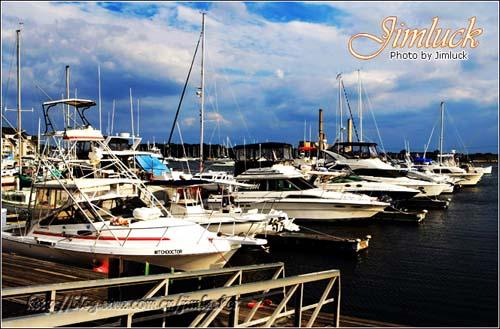 我们沿栈道走向位于LA HARBOUR一隅的游艇码头。