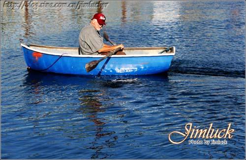 托马斯说请等一等，然后划来一条小木船，我想上当了，原来就乘这个呀！