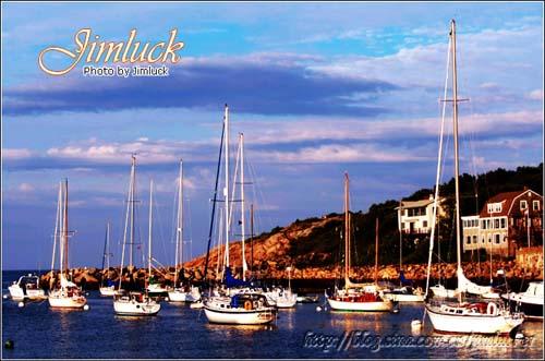 日渐西斜，逐一回到避风港的游艇为我布置了这个画面。