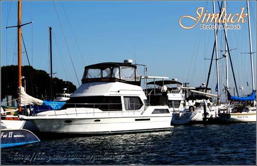 托马斯对我挤挤眼，告诉我们那艘也是他的，现在正保养着，下回再来坐。