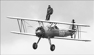 英国老翁站机翼飞越海峡 飞机竟造于942年（图）