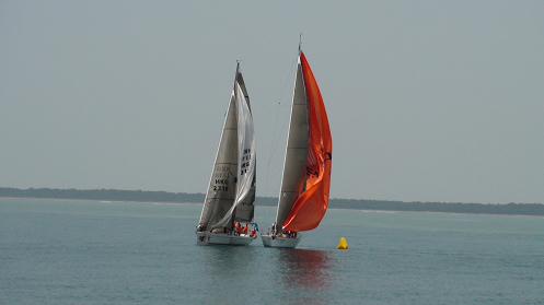 “TT”与“蜂鸟”在浮标前展开角逐