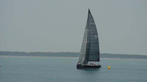 “麦博号”绕过浮标展开迎风帆