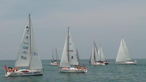 在外海准备开赛