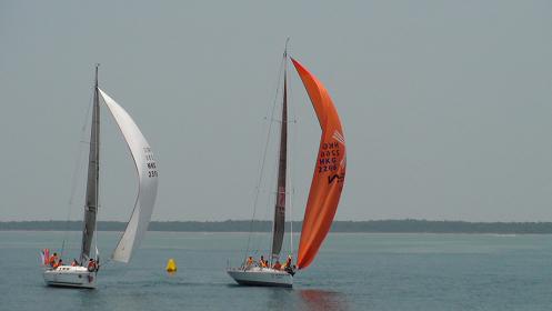 “TT”与“蜂鸟”在浮标前展开角逐