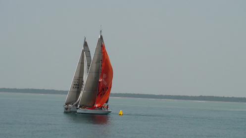 “TT”与“蜂鸟”在浮标前展开角逐