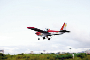 深圳时装摄影师自制飞机成功飞行25分钟