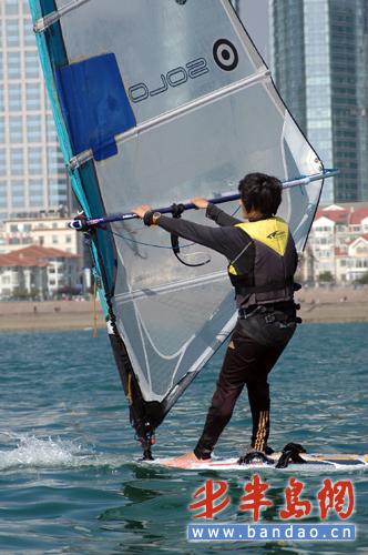 青少年帆船帆板比赛精彩激烈帆板项目首亮相