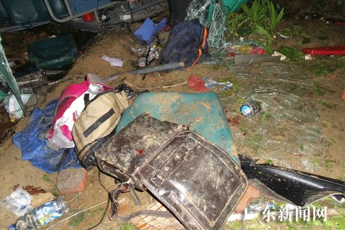 深圳旅游大巴在惠盐高速侧翻 已致40余人伤亡(组图)