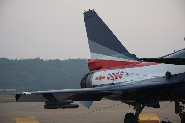 八一飞行表演队“穿衣服的歼十”。刘峰 摄影