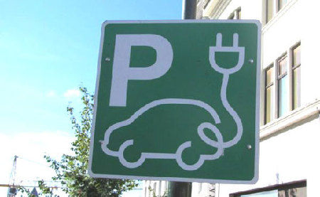 伦敦2013年电动汽车充电站超过加油站