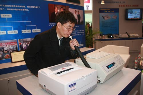 大帝科技董事长李仁旺向搜狐汽车演示高端酒精检测设备