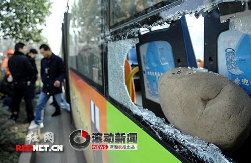 被石头砸坏的公交车窗 图/潇湘晨报 陈勇