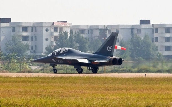 国产06架L15高教机抵珠海 采用铁灰色新式涂装。注意机尾发动机喷口,该机采用了加力版涡扇发动机。