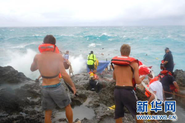 12月15日,救援人员在澳大利亚北部圣诞岛海岸附近搜救沉船上的乘客。