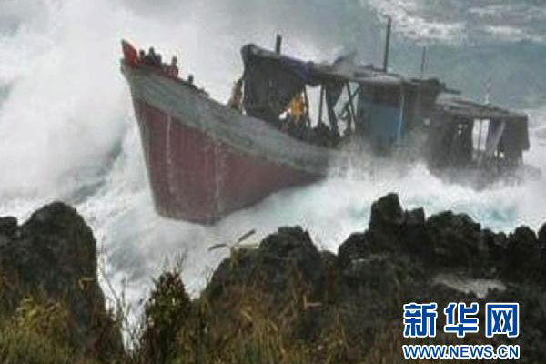 这张2010年12月15日发布的视频截图显示,一艘难民船在澳大利亚北部圣诞岛海岸附近触礁。