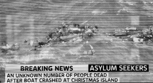 求救 视频截图显示,船上的乘客攀在漂浮物上。