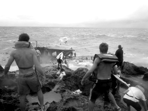 救援 救援人员准备下海救援,15日的沉船事故造成27人遇难,40余人获救。