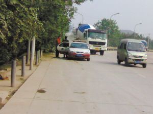 汉阳运管执法车停在路边。