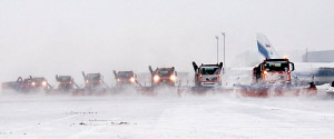 机场铲雪车在清除跑道上的积雪