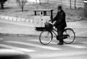 等待目标出现。警方提供