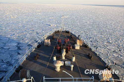 图为中国海军破冰船721号犁开冰层。中新社发 张雷 摄