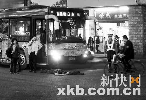 ▲该男子撞上3路公交车，倒地后一动不动。